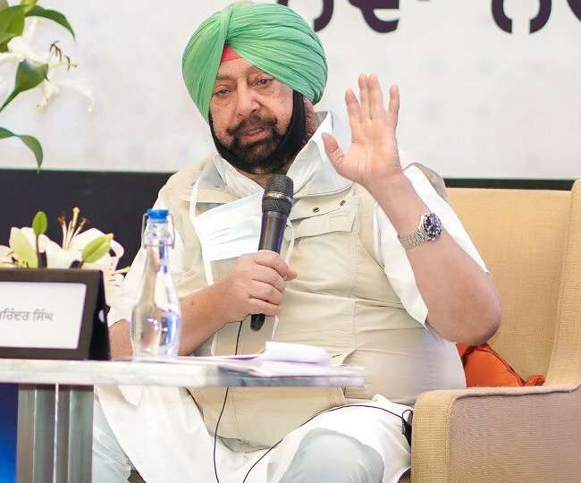 पत्रकारों से बातचीत करते पंजाब के सीएम कैप्टन अमरिंदर सिंह।