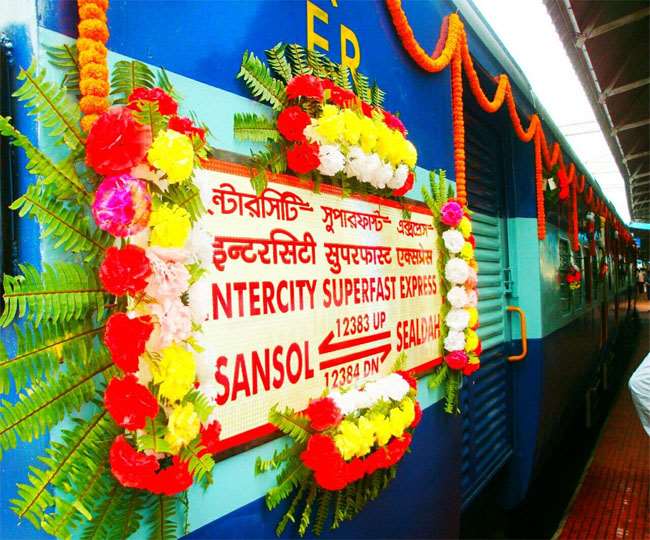 आसनसोल-सियालदह इंटरसिटी एक्सप्रेस रेलगाड़ी ( फाइल फोटो)।