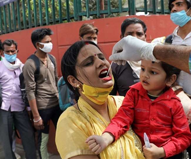 कोरोना का खतरा बढ़ा है तो हमें अपनी जिम्मेदारी भी समझनी होगी।(फोटो: रायटर)