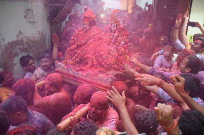 विवाह के उपरांत रंगभरी एकादशी की तिथि पर भगवान शंकर, माता पार्वती का गौना कराते हैं।