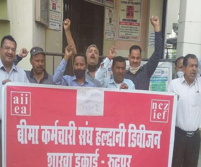 LIC personnel strike in Rudrapur against bringing IPO