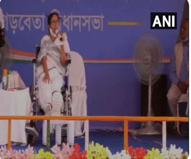 मेदिनीपुर जिले में जनसभा को संबोधित करते हुए बंगाल की मुख्यमंत्री व तृणमूल कांग्रेस सुप्रीमो ममता बनर्जी