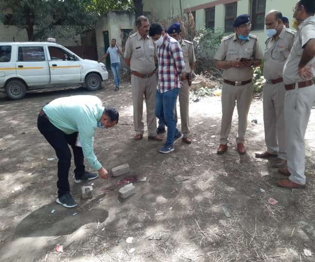 कोर्ट परिसर से नमूने एकत्रित करती एफएसएल की टीम