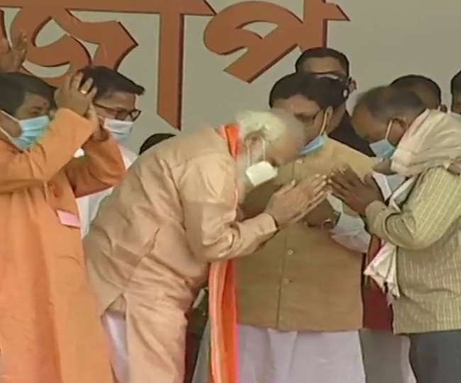 पुरुलिया में प्रधानमंत्री नरेंद्र मोदी की जनसभा में उमड़ी अपार भीड़