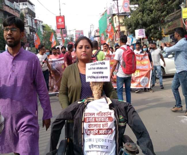 सिलीगुड़ी में भारतीय जनता युवा मोर्चा की ओर से निकाली गई रैली मैं शामिल समर्थक