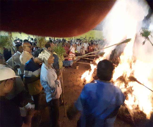 https://www.jagranimages.com/images/newimg/18032022/18_03_2022-holika_dahan_in_dhanbad_22553468.jpg
