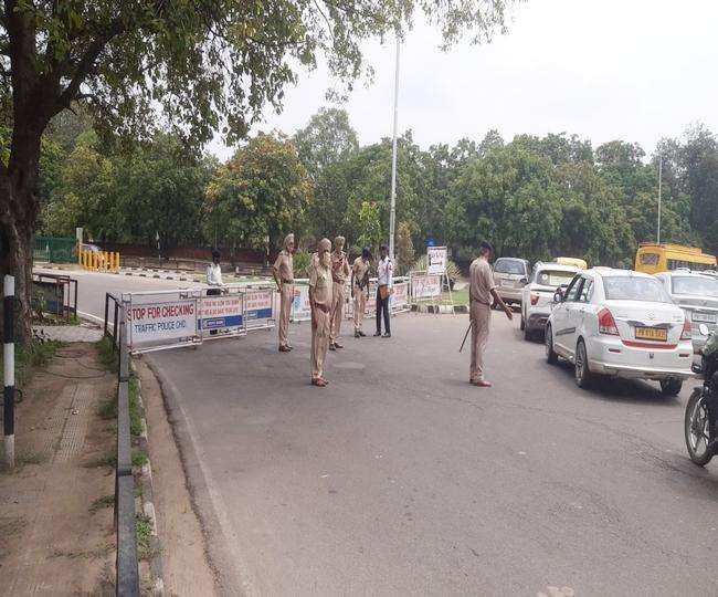 होली है... चंडीगढ़ में पुलिस का सख्त पहरा, गेड़ी रूट पर ड्रंक एंड ड्राइव का  नाका, चप्पे चप्पे पर जवान तैनात - Chandigarh Police made elaborate security  arrangements on ...