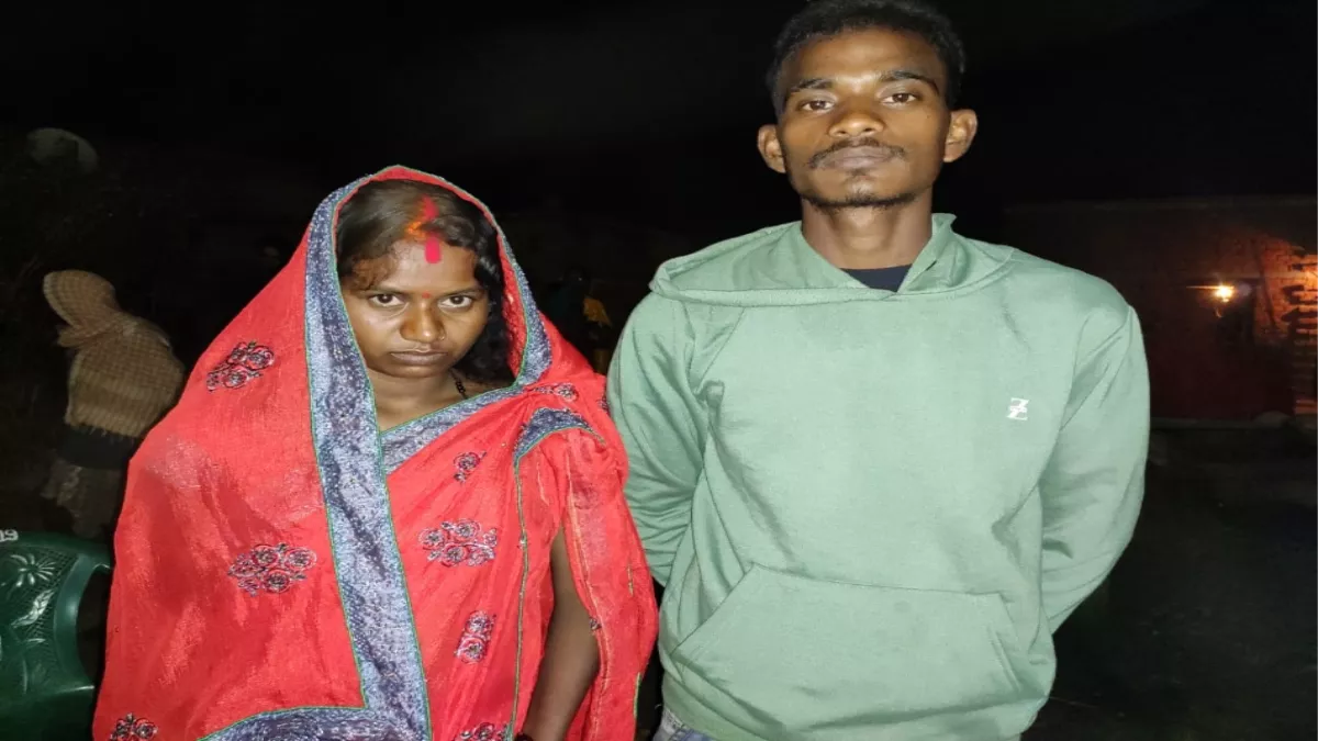 प्रेमी के घर के बाहर बैठी प्रेमिका, आखिर हुई प्यार की जीत।