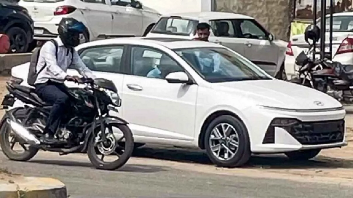 2023 Hyundai Verna की पहली झलक आई सामने, डीलरशिप पर पहुंचने लगीं गाड़ियां