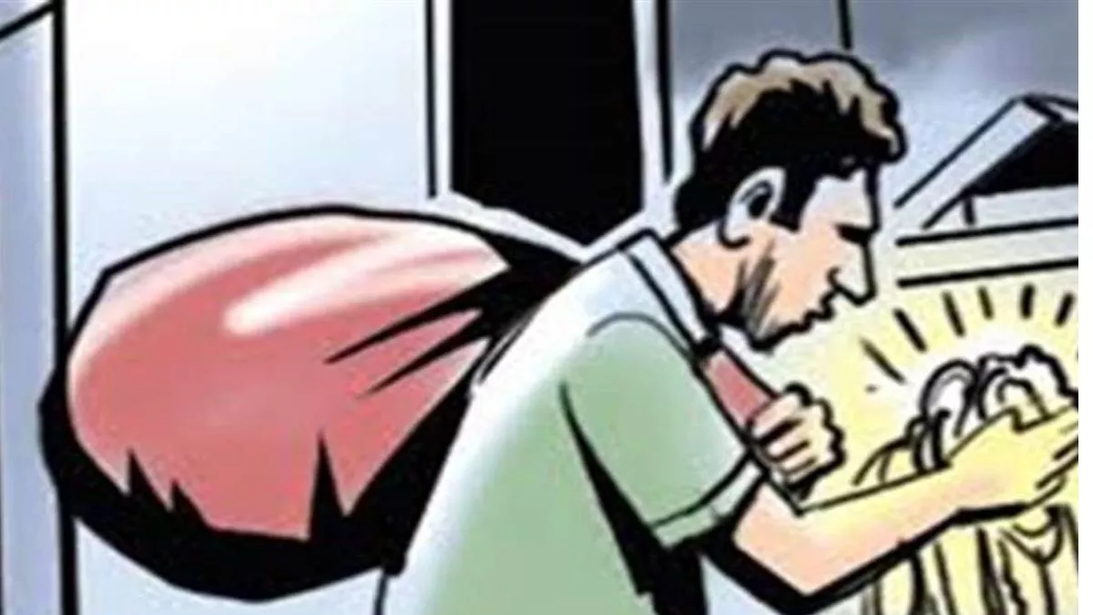 घर में घुस चोरी किए जेवरात व डेढ़ लाख की नकदी।