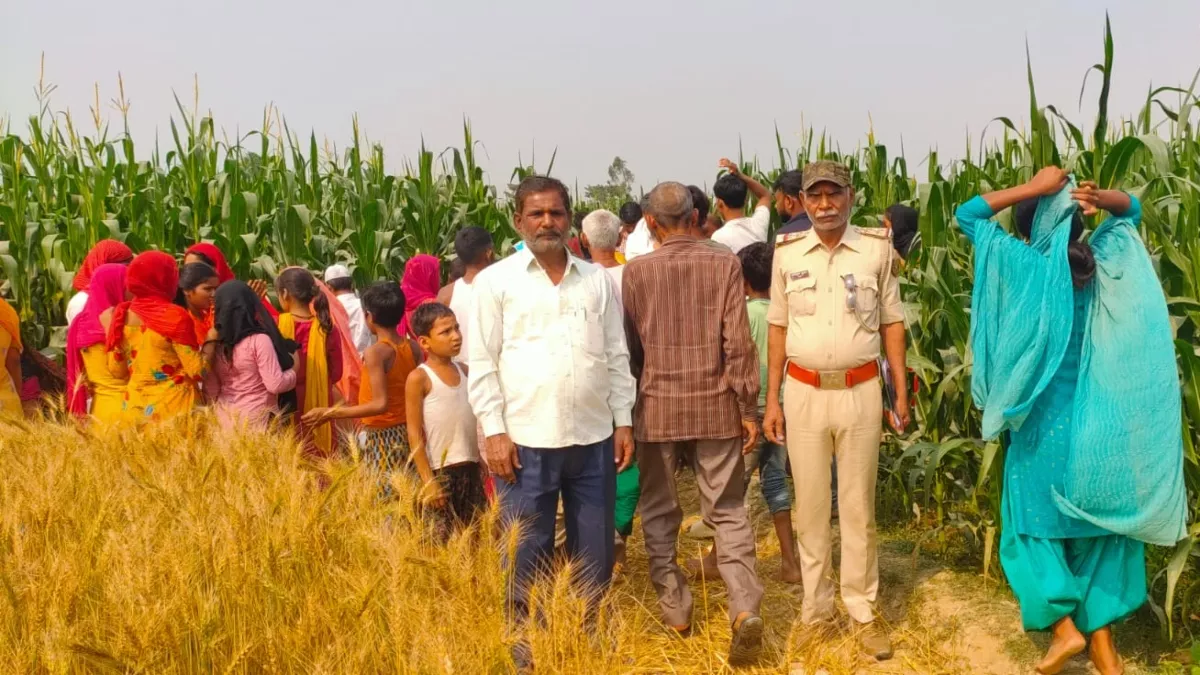 शव मिलने की सूचना पर पहुंची पुलिस और जुटी लोगों की भीड़।