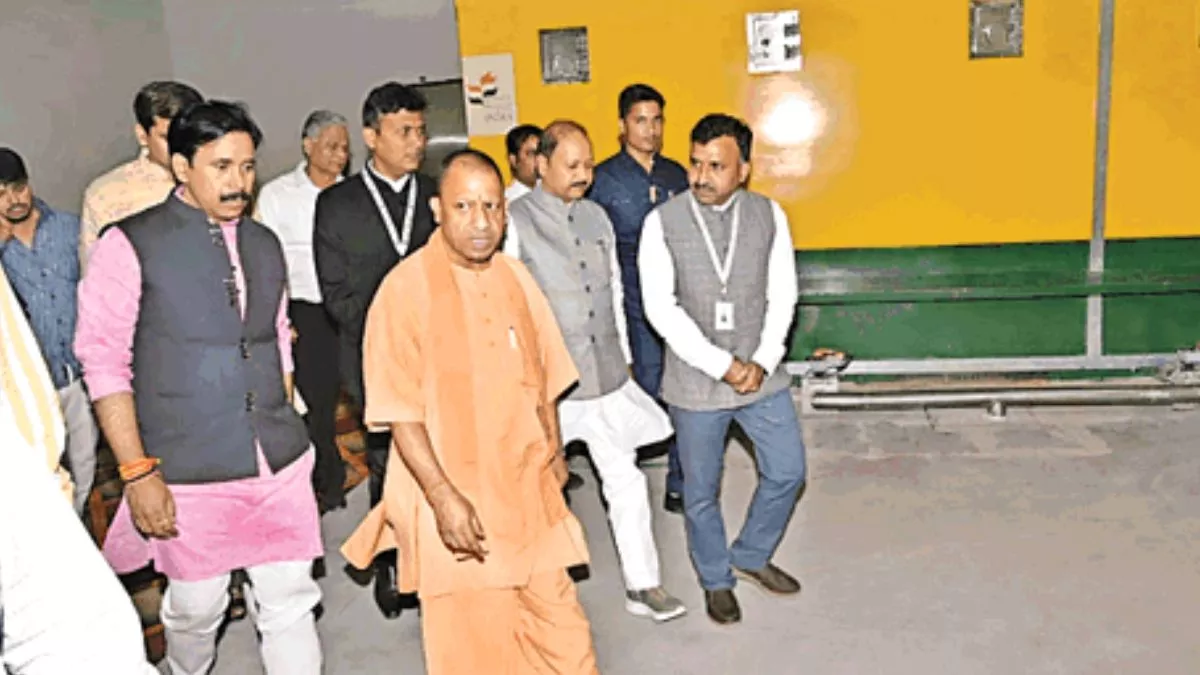 वाराणसी में सीएम योगी आदित्यनाथ। - जागरण
