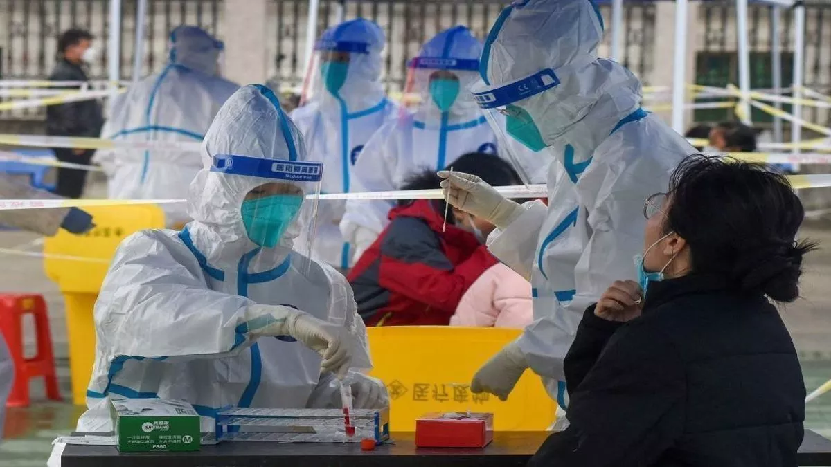Coronavirus In Shamli: स्वास्थ्य विभाग की टीम पहुंची युवक के घर, स्वजन की जांच।