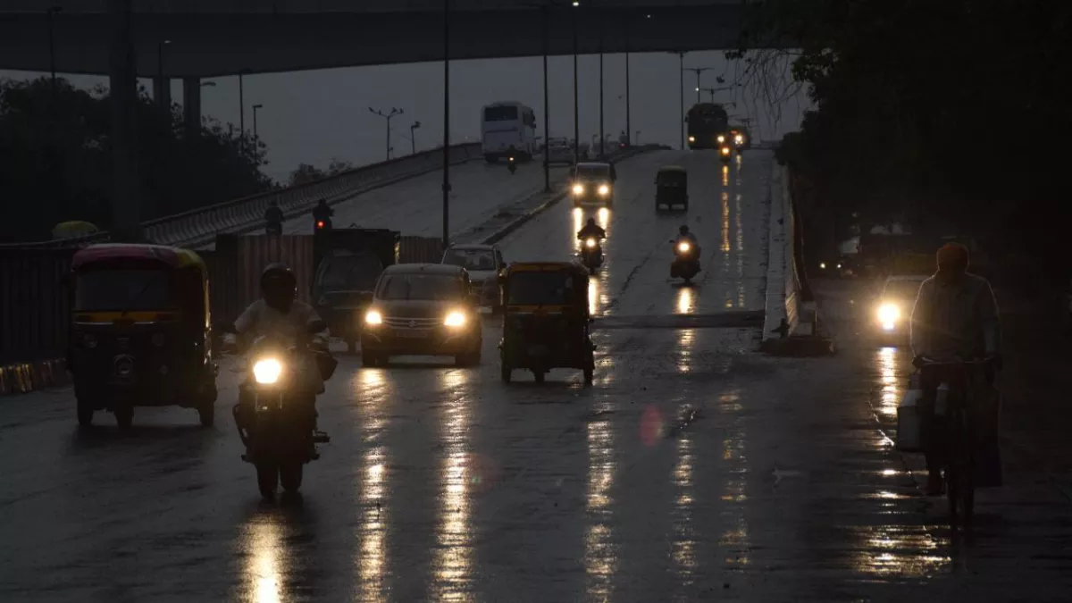 दिल्ली-एनसीआर में हल्की बारिश और तेज हवा से बदला मौसम का मिजाज।