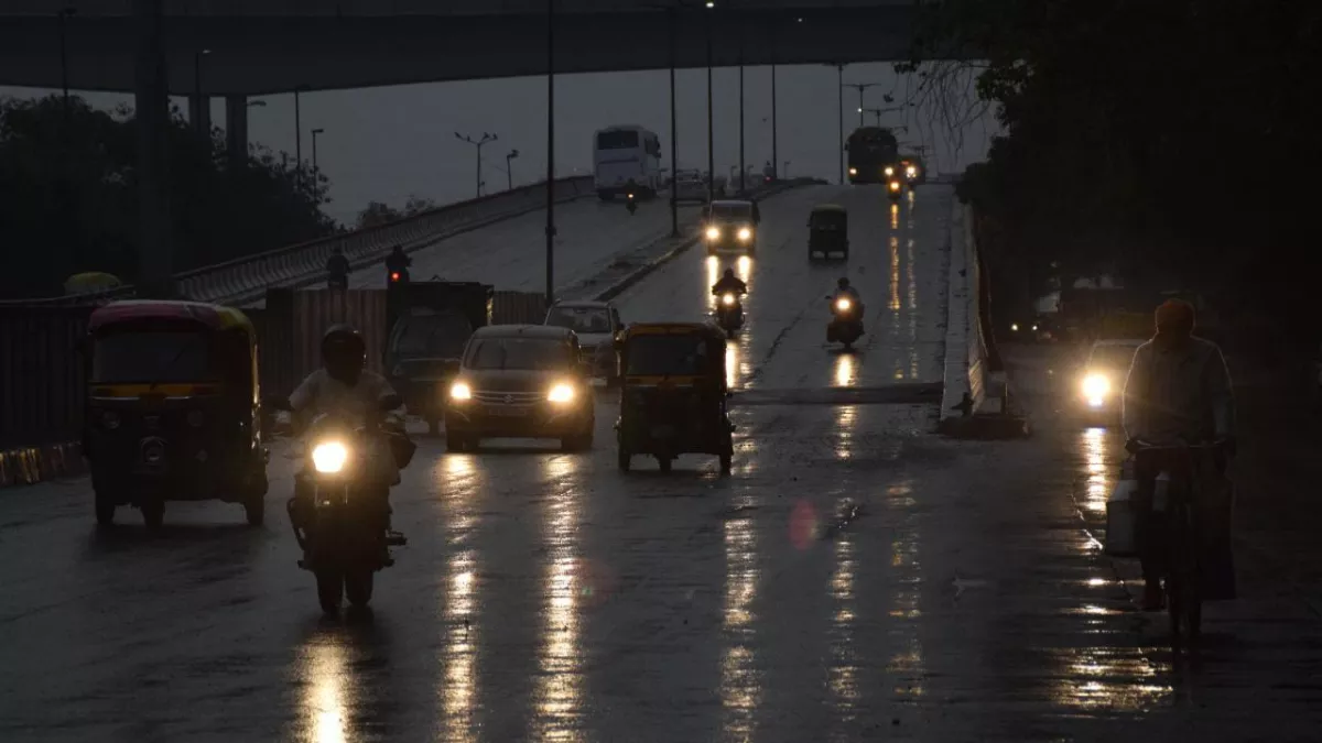 Delhi-NCR Weather: दिल्ली-एनसीआर में हल्की बारिश और तेज हवा से बदला मौसम का मिजाज, लोगों को गर्मी से मिली राहत