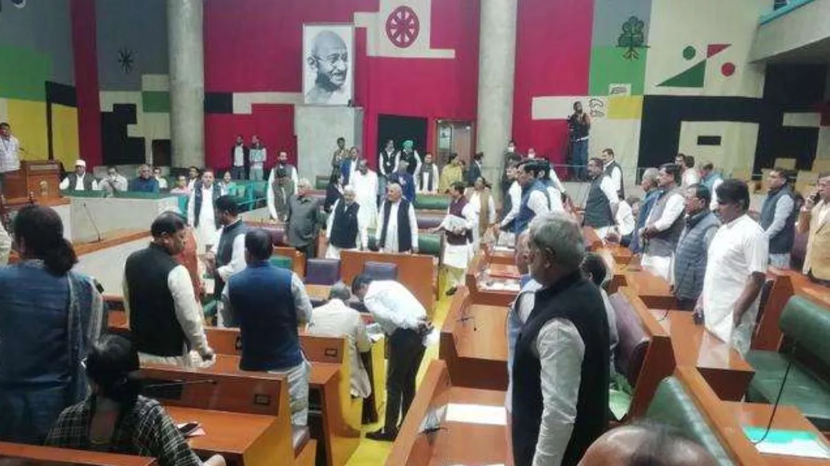किसानों के कर्ज पर विधानसभा में हंगामा अभय का वाकआउट, हुड्डा का मिला साथ