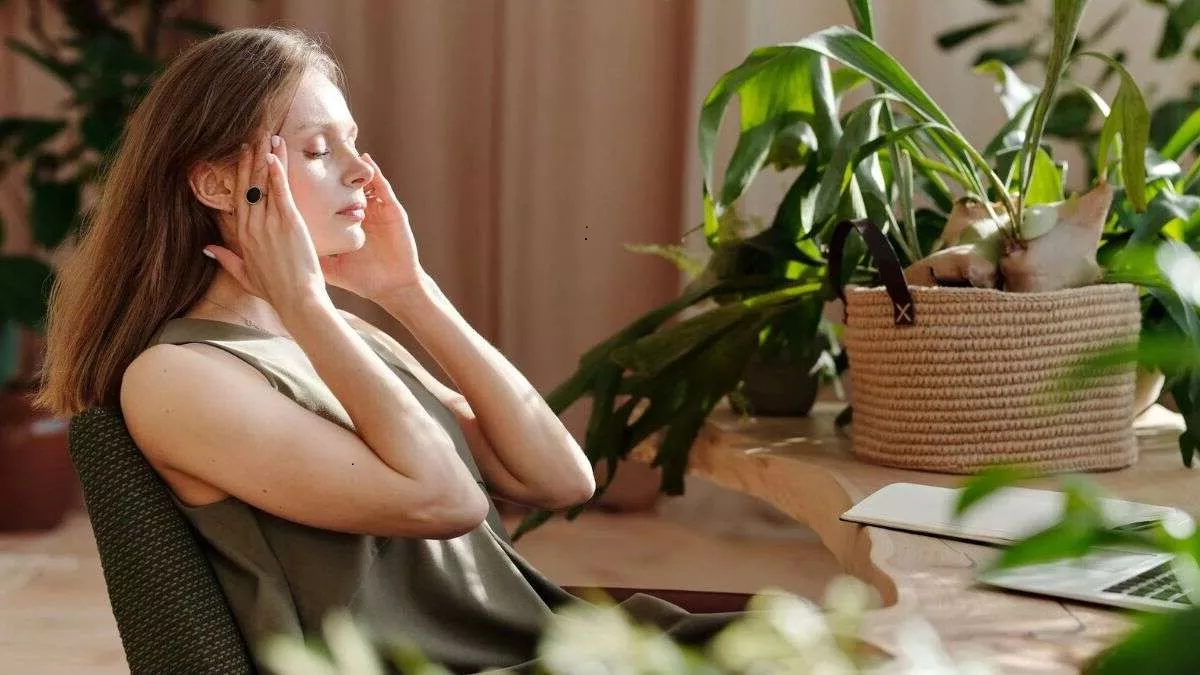 Headache Hacks: किचन में मौजूद इन मसालों का सेवन कर मिनटों में पा सकते हैं सिर दर्द से निजात