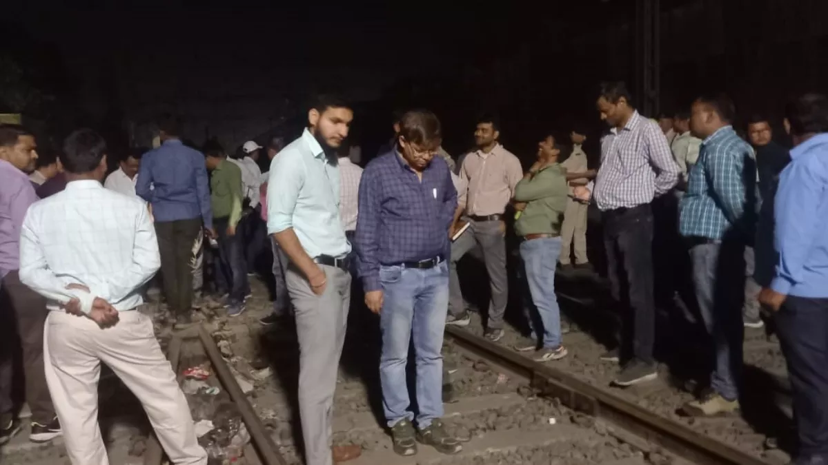 जमालपुर में ट्रेन के पहिए पटरी से उतरने के मामले में जांच करते सीनियर डीएमई व टीम।