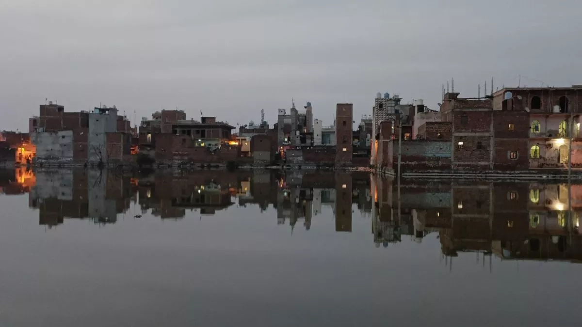 घर तक पहुंचने का रास्ता भी बंद हो गया है।