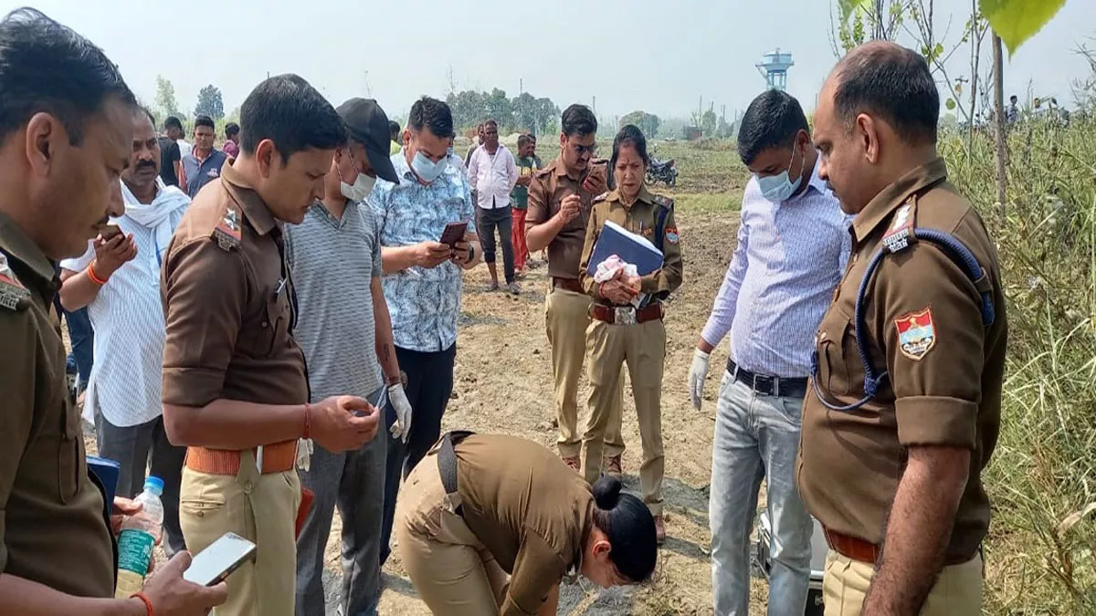 Murder in Kichha: महिला की गला घोंटकर हत्या करने के बाद उसका शव खेत में फेंक दिया गया।