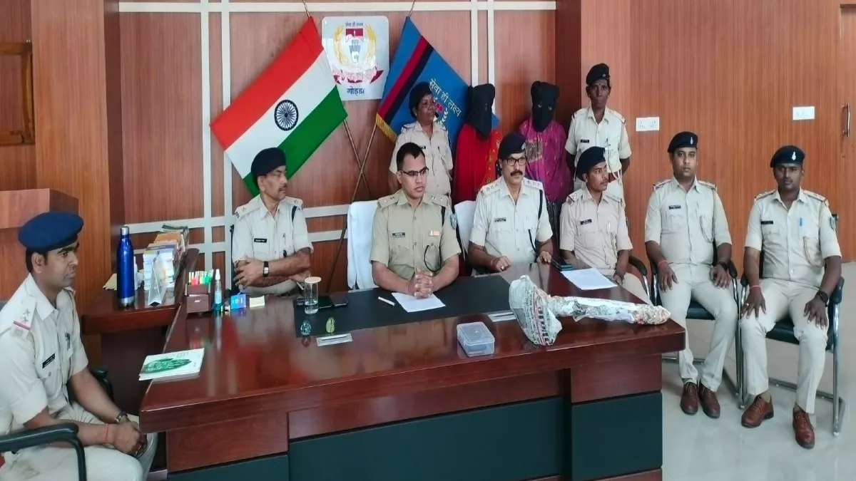 देव‍िका हत्‍याकांड को लेकर मामले का खुलासा करते हुए पुलिस।