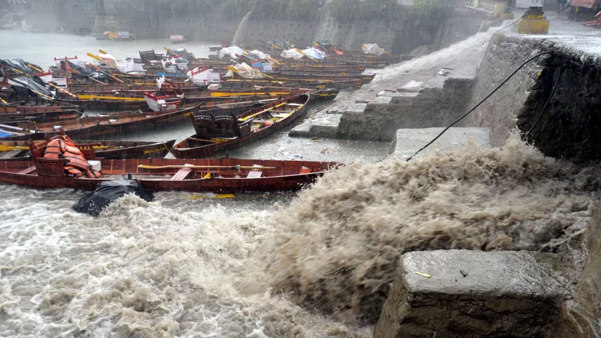 Uttarakhand Weather Today: नैनीताल में शुक्रवार को बारिश व ओलावृष्टि से नैनी झील के मुहाने में उफनाया नाला। फोटो: जागरण