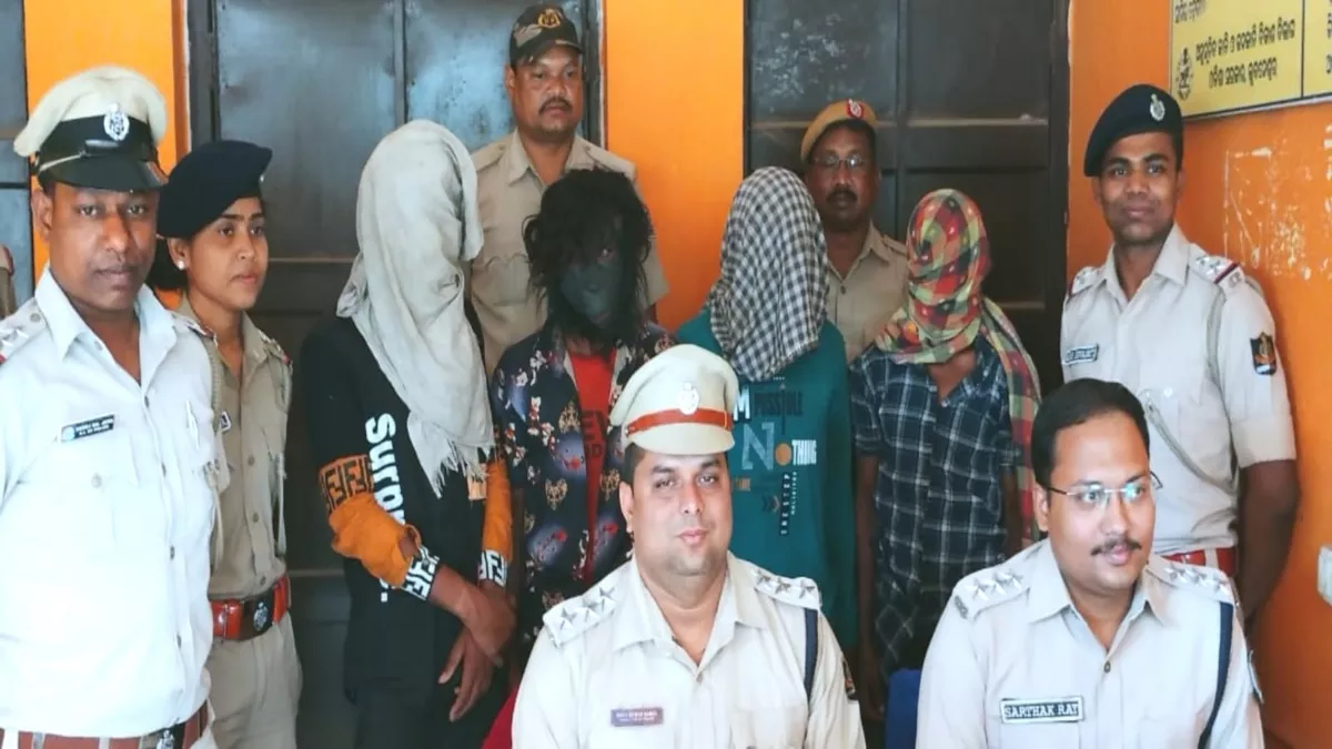 भालू वेश में सेंधमारी करने वाला सरगना और साथी गिरफ्तार