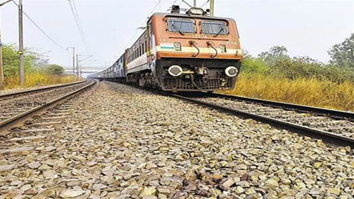 रेलवे फ्लाईओवर के नीचे ट्रैक पर 2 टुकड़ों में मिला युवक का शव