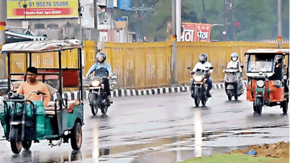 Agra Weather Update: आगरा में शुक्रवार को हुई बारिश।