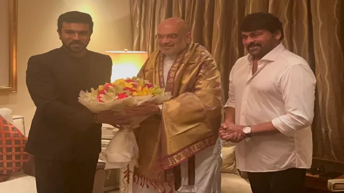 आरआरआर के अभिनेता राम चरण और उनके पिता चिरंजीवी ने अमित शाह से मुलाकात की।(फोटो सोर्स:एएनआइ)