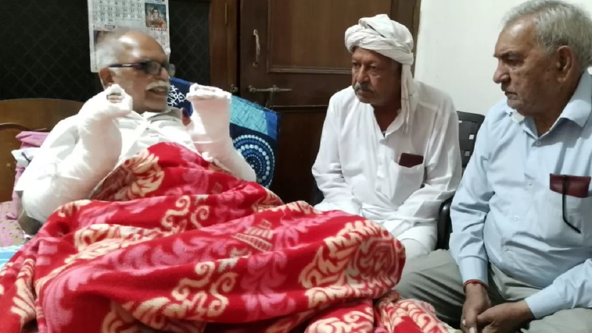 BJP नेता की टूटी पांच हड्डियां, हथियार के बल पर कार छीन ले गए बदमाश; दोनों हाथों पर चढ़ा प्लास्टर