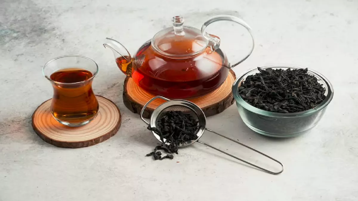 Kitchen Hacks: कोयले की तरह काली हो गई चाय की छन्नी को पलक झपकते ऐसे करें साफ