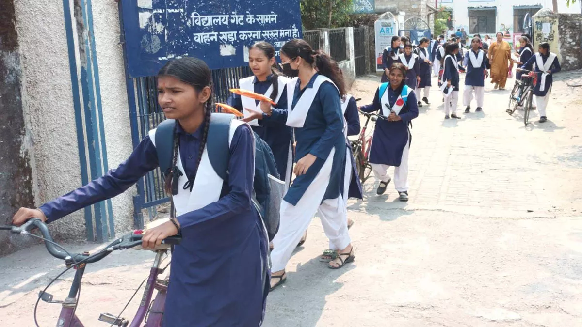 Uttarakhand Board Exam 2023: पहली बार हिंदी का 80 नंबर का पेपर दे रहे परीक्षार्थियों के चेहरे खिल उठे।