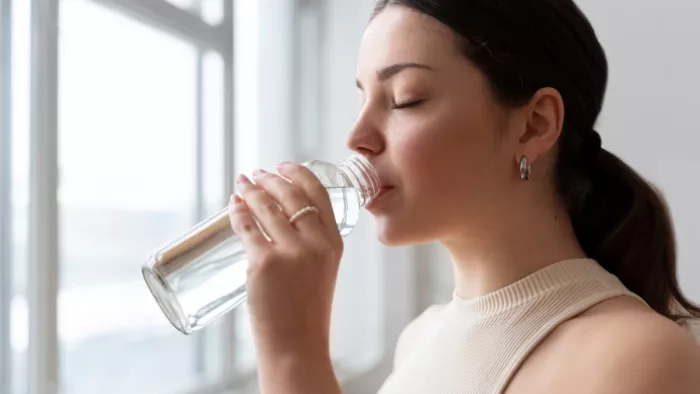 Water Tips: क्या रात भर रखा पानी पीना सुरक्षित है? जानें