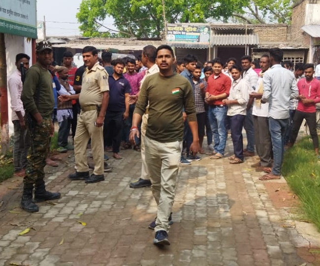 बिहार का Youtuber मनीष कश्यप गिरफ्तार, थाने के भीड़ कर रही नारेबाजी- Bihar's Youtuber Manish Kashyap arrested, crowd shouting slogans at police station