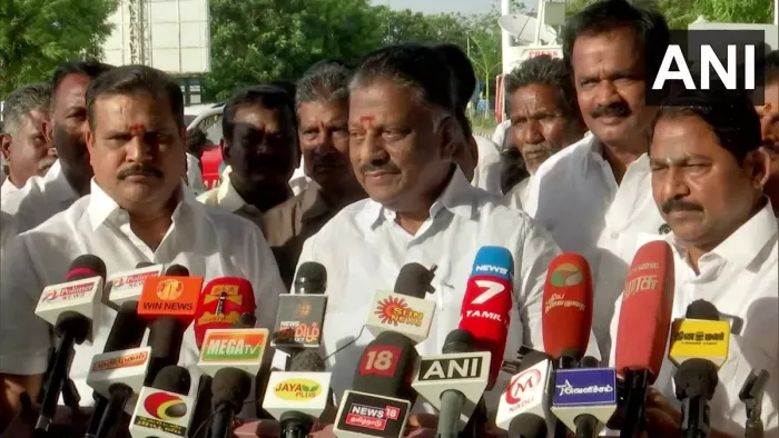 AIADMK पार्टी का चिन्ह, झंडे और लेटरहेज का उपयोग करने पर रोक