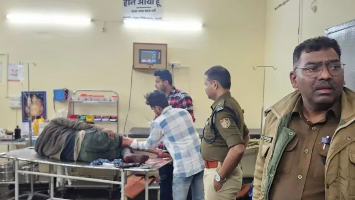 सिविल अस्पताल में घायल का उपचार करते चिकित्सक एवं मौके पर मौजूद पुलिस अधिकारी।