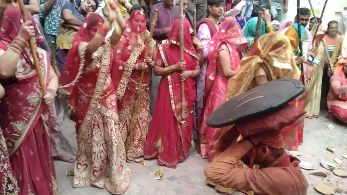 Lathamar Holi In Barsana: बरसाना में हुरियारों पर बरसेंगी प्रेमपगी लाठी, हुरियारिन नंदगांव के ग्वालों से खेलेंगी लठामार होली