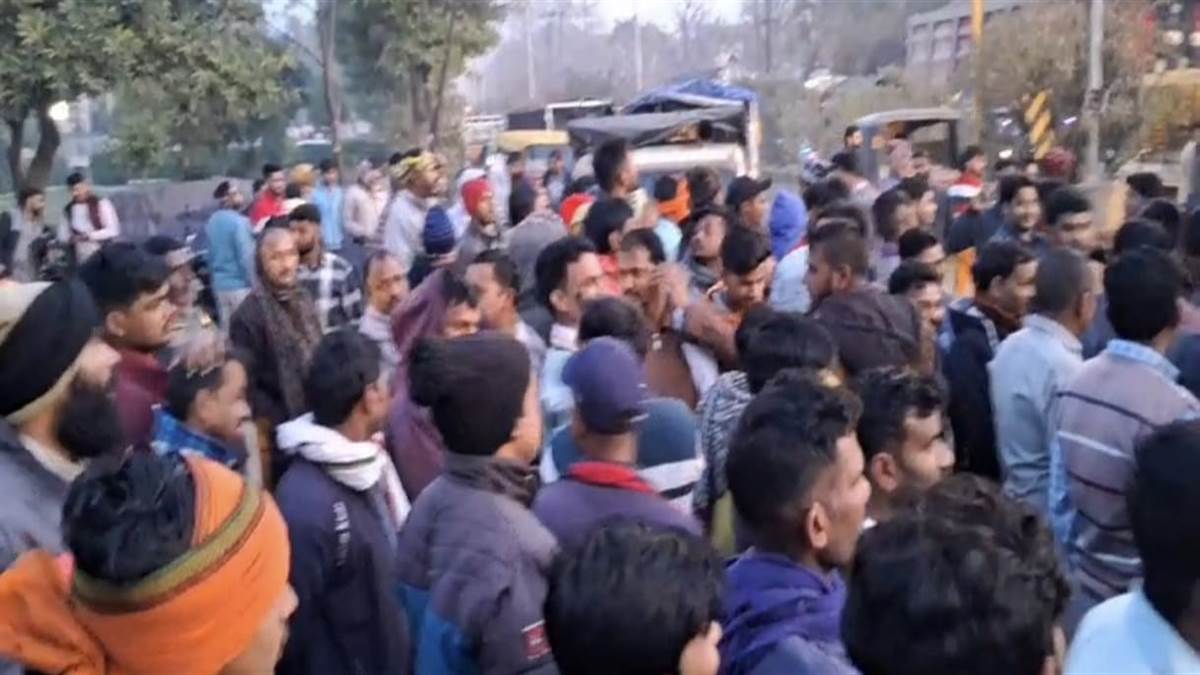 huge commotion in maqsudan vegetable market gate locked know the reason