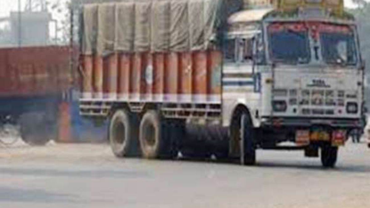 https://www.jagranimages.com/images/newimg/18032024/18_03_2024-truck__23677783_194350889.jpg