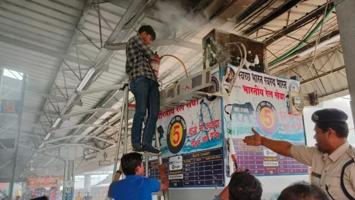 समस्तीपुर जंक्शन पर आग पर काबू पाते आरपीएफ टीम