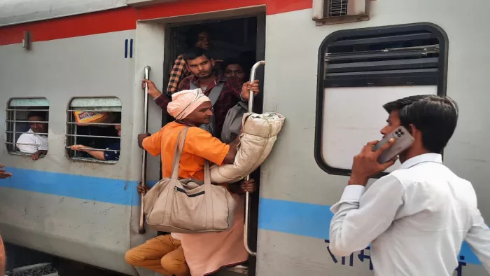 मैनपुरी जंक्शन पर कालिंदी एक्सप्रेस पर सवार होते यात्री। जागरण आर्काइव