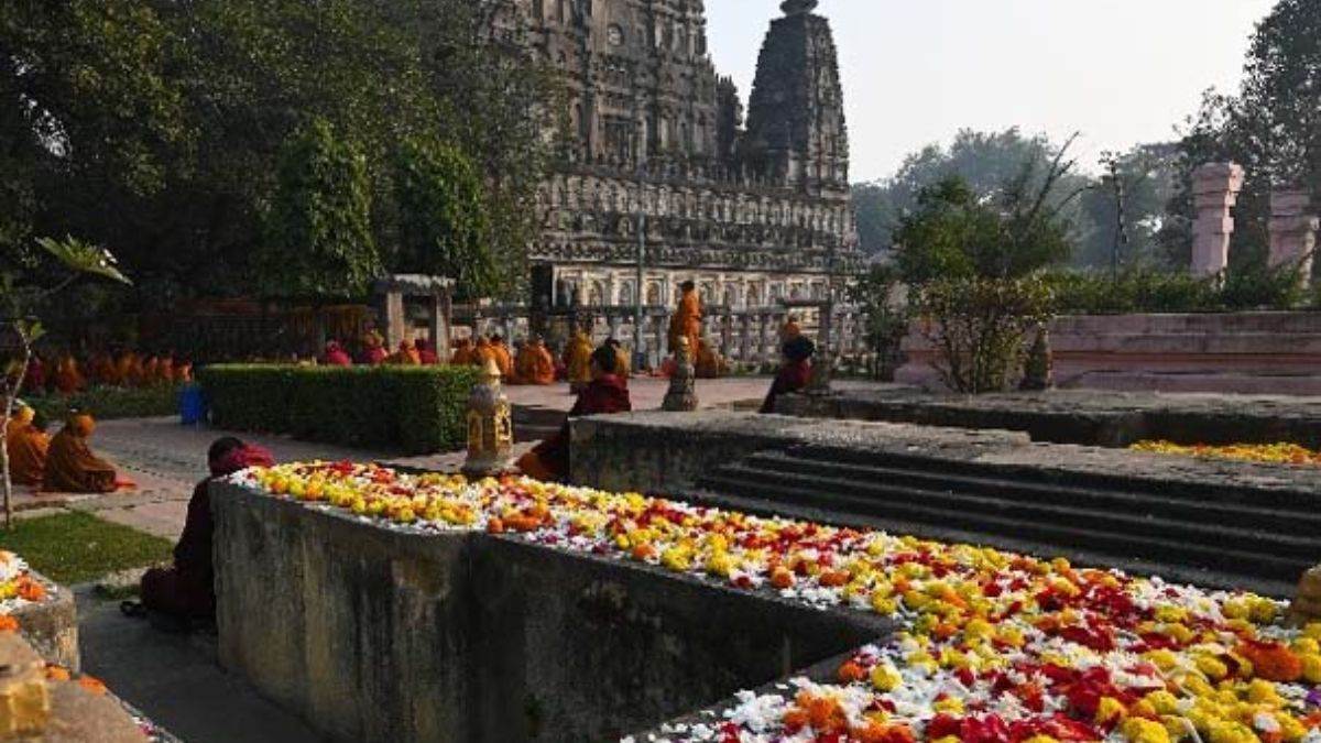 https://www.jagranimages.com/images/newimg/18032025/18_03_2025-gayapustak1_23901962.jpg