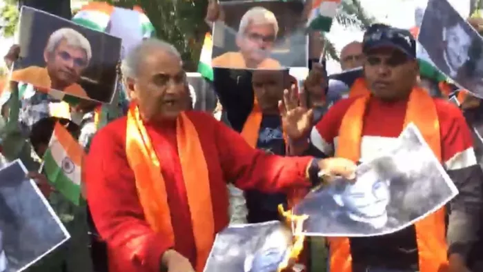 कटड़ा के होटल में शराब सेवन के मामले के विरोध में प्रदर्शन करते डोगरा फ्रंट शिवसेना के कार्यकर्ता (जागरण संवाददाता)