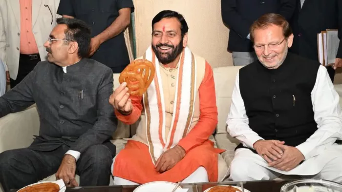 बजट के बाध विधानसभा में जलेबी पार्टी करते सीएम नायब। फोटो जागरण
