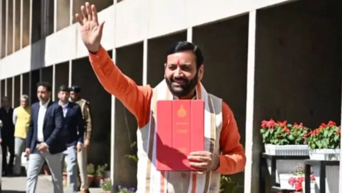 विधानसभा में बजट पेश करने जाते सीएम नायब सैनी (File Photo)