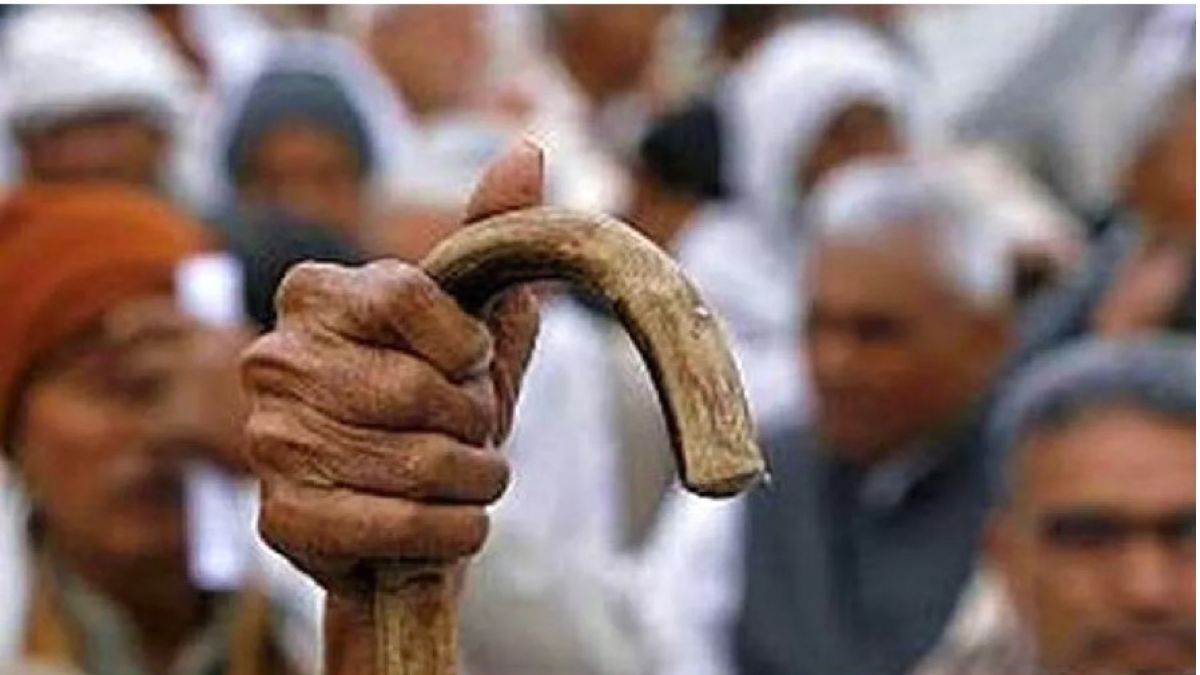 60 year old man caught girl and molesting in muzaffarnagar district panchayat punished by two shoes victim lodge case in police