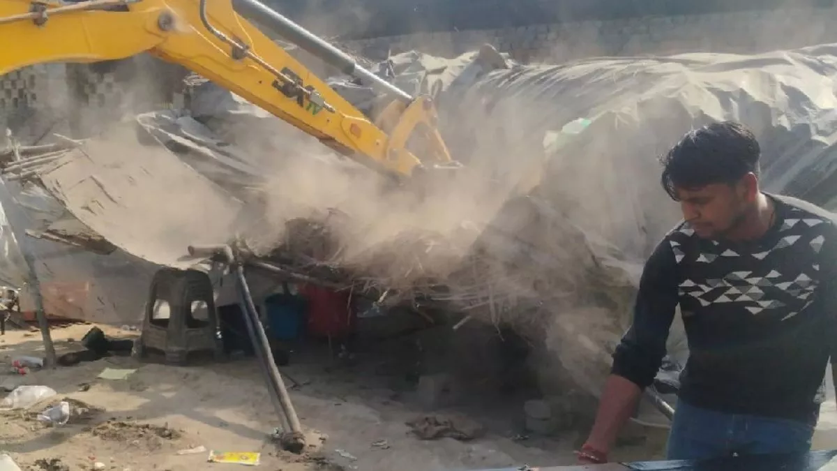 UP Bulldozer: बुलडोजर देखते ही घबरा गए लोग, सड़क की दोनों साइड की दुकानें ध्वस्त; हाईवे पर भी चला अभियान