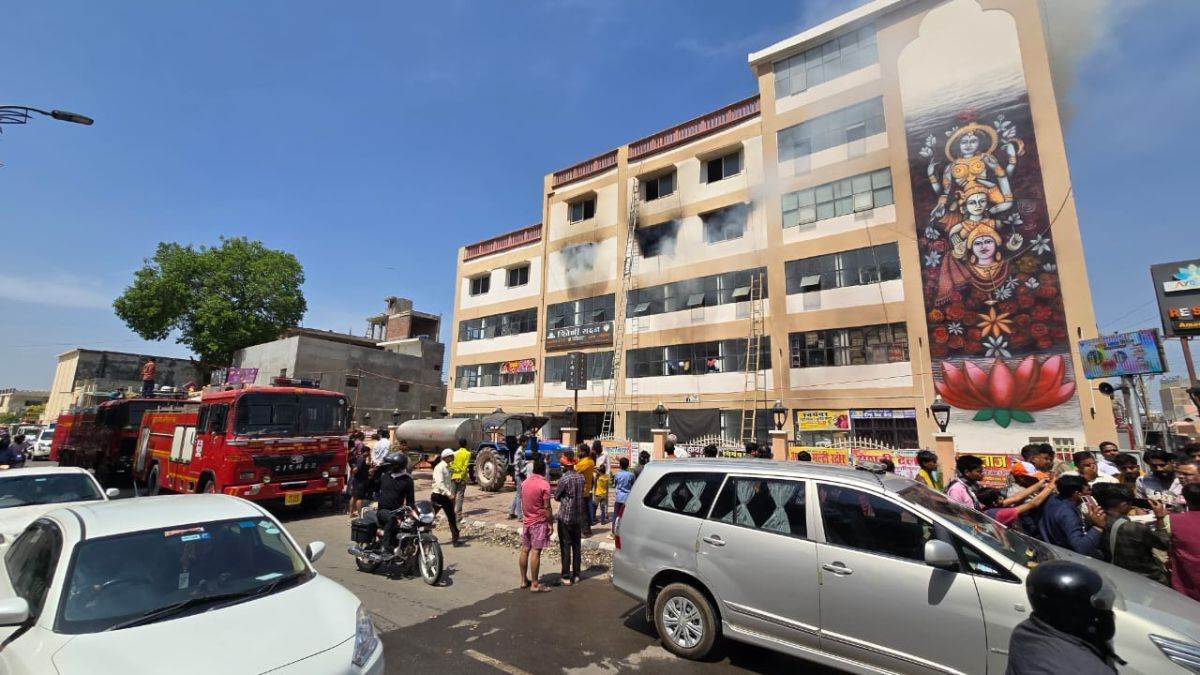 massive fire broke out in triveni sadan located on rampath fire brigade vehicles reached spot flames are increasing