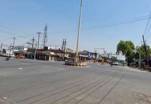 चौराहों के साथ साथ सड़कों व गलियों में सन्&zwj;नाटा पसरा रहा।